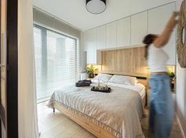 Marina Ostróda III - widok na jezioro, podziemny garaż, winda, klimatyzacja, wanna i prysznic, 2 łazienki, lux, hotel v destinaci Ostróda