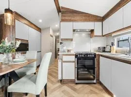 Harbour Retreat at Cormorant View - Luxury Lodge with Hot Tub - Hayling Island - Mill Rythe Holiday Village