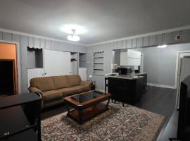 1 Bedroom apartment in downtown Crown Point, ξενοδοχείο σε Crown Point