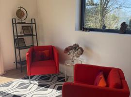 Studio neuf dans un espace boisé, ξενοδοχείο σε Locronan