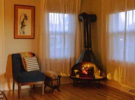 Sweetheart City Retreat - Hot Tub & Vintage Vibes, hotel em Loveland