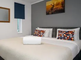 The Randolph 2-Bed MK9 Flat Short- Long-Stay Family & Contractor Friendly Free Parking close to Theatre, Now with lounge