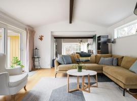 Modern family home next to Mälaren in Mariefred, ξενοδοχείο σε Mariefred