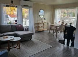 House with terrace and a big garden in centrum of Lyngseidet, overnattingssteder i Lyngseidet