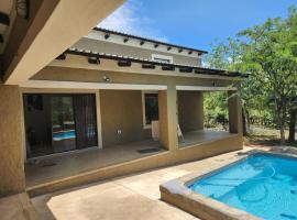 Neotha Villa, hotel i Marloth Park