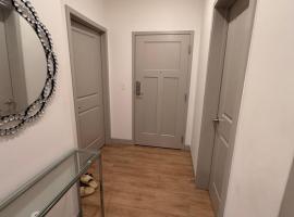 Modern Midtown Retreat Luxury Car Option, отель в Канзас-Сити