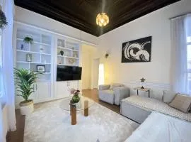 Stylish detached Triplex with Garden Terrace