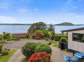 Inn Manahi - Cute One Bedroom with Sun Deck and Great Lake Views, hotel in Koutu