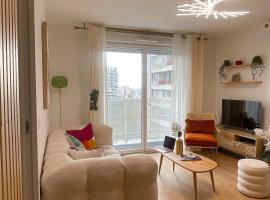 Ins apartment - 2 bedrooms - metro parking prive, hotelli kohteessa Bagnolet