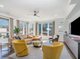Madmen Loft with Uptown Rooftop Views