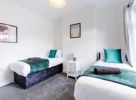 FREE parking, LARGE House for Contractors & Families, Sleeps 7, 25 mins to ALTON TOWERS