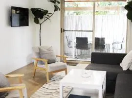 Beach Side Villa Walk to Shops-Pub-Beach Newly Renovated