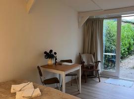 Cozy tiny house close to Schiphol Ams Airport, μικροσκοπικό σπίτι σε Rijsenhout