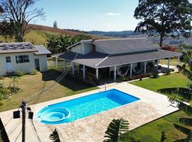 Sítio com piscina aquecida e vista pras montanhas, hotel a Pedra Bela