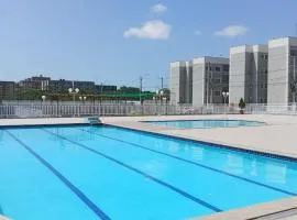 Quarto e banheiro privativo com espaços compartilhados próx a praias