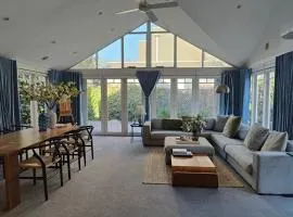 Elegant Art Deco Gem Cosy 3BR Retreat