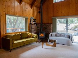 Sunshine Cabin Cozy 3BR Getaway and Deck, hotel a Pine Mountain Club