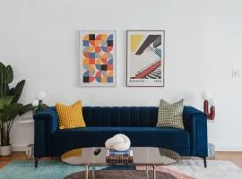 Modern Retro Close to DT, Zoo, Parking, Hot Tub