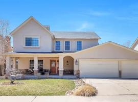 Spacious Country Club Golf Course Retreat, hotel in Broomfield