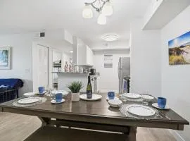 Modern Pool Latte Bar Walk to Beach