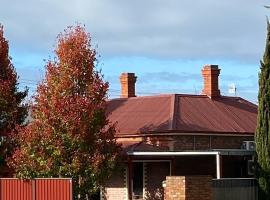 Home on Hume ! In Town 3BR Home With Garden, Pets Welcome, hotel i Albury