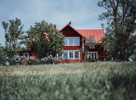 Large Cottage With Lively Garden On Ytterön, hotel a Abjörnahall