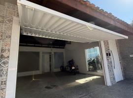 House in Brava 50 meters from the sea, hotel em Itajaí