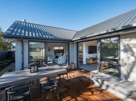 Relax By The Pool!, hotel in Motueka