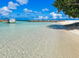 SunSeaSurf Maldives, hotel met parkeren in Thulusdhoo
