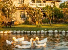 Otantik Tas Ev, B&B in Dalaman