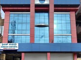 SHREVIK Comforts、チクマガルールのホテル
