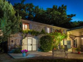 Les Beaux Chenes, hotel with pools in Pont-de-Barret