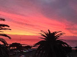 Modern Sea and Mountain View Apartment - Gordon's Bay, hotel in Gordonʼs Bay