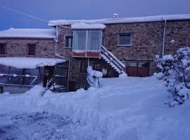 Appartement dans ferme au cœur du pilat en montagne 1150 m, hotel in Graix