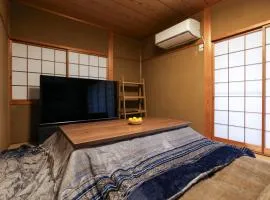 1日1組限定の貸切の民泊です 全館禁煙です 屋外喫煙所無し 間取りは2LDkです 2階部分だけを貸し出してます 1階は立ち入りできません 翌年の3月31日までコタツを設置しています