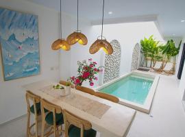 Luxury Villa With Private Pool Surrounded by Nature, Hotel in Mantaak