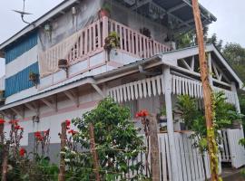 Elmadel Coffee Gardens 4Bed Rustic Wooden House, hotel v destinaci Masaku