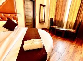 Hotel WoodCrest Chandigarh Zirakpur, hotel near Chandigarh Airport - IXC, Chandīgarh