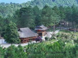 Than Uyên Pineforest Homestay, hotel v destinaci Bản Kiem