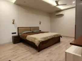 Luxurious 4BHK for Elderly Tourists Medical Tourists and Persons with Enhanced Needs Dwarka Sector 12