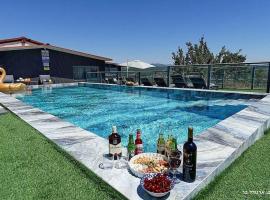 אחוזת אורפז - וילה מדהימה עם בריכה פרטית מחוממת וג'קוזי בזרעית, hotel en Zar‘it