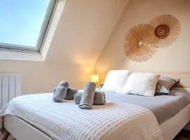 Cocon Sous les Toits - Proche Centre Ville - Parking Gratuit - Commerces à Proximité