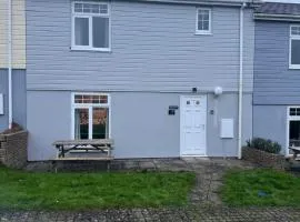 Cornwall Lodge sleeps 8 full Holiday Park Access