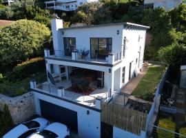 Spacious Seaside Escape - Pool,Fireplace,Great view, ξενοδοχείο σε Lakeside