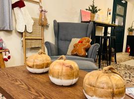 Airport Cottage House, beach hotel in Artemida