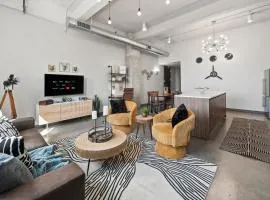 Industrial Chic, 2BR, FREE Valet, Downtown, Gym, Pool