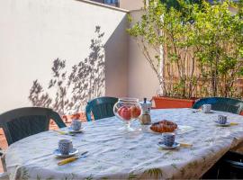 Bright home with large terrace, near Florence，普拉托的飯店
