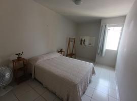 Quarto com banheiro privativo perto da praia，位于若昂佩索阿的民宿