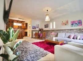 Cozy tricolor 2 bdr apt with gym & parking