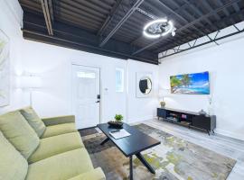 Stylish Loft Minutes from Beach & Port - Unit 204，位于卡纳维拉尔角的酒店